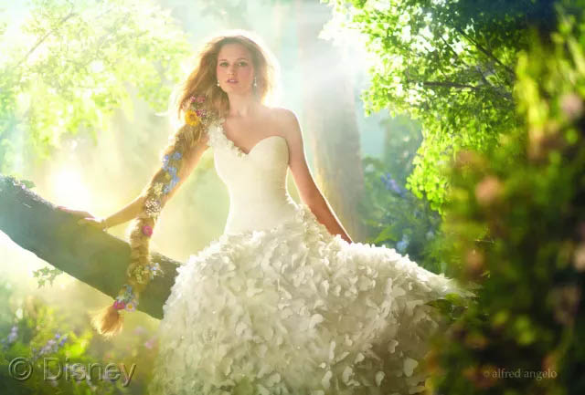 假若將玻璃鋼船艇比喻成一位女生，那么膠衣就是她華美的衣裳！